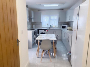 The Grove 7 Bedroom, 7 Showers, 8 Beds, 8 toilets Beautiful House, Plumstead
